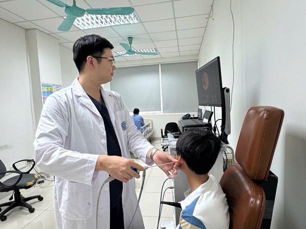 Tắm suối cùng anh trai, bệnh nhi 3 tuổi bị đỉa ký sinh trong khí quản