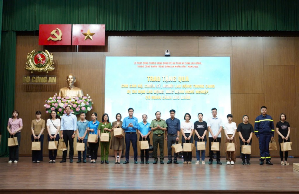 Trao quà cho cán bộ, chiến sĩ, người lao động trong CAND bị tai nạn lao động, mắc bệnh nghề nghiệp, có hoàn cảnh khó khăn