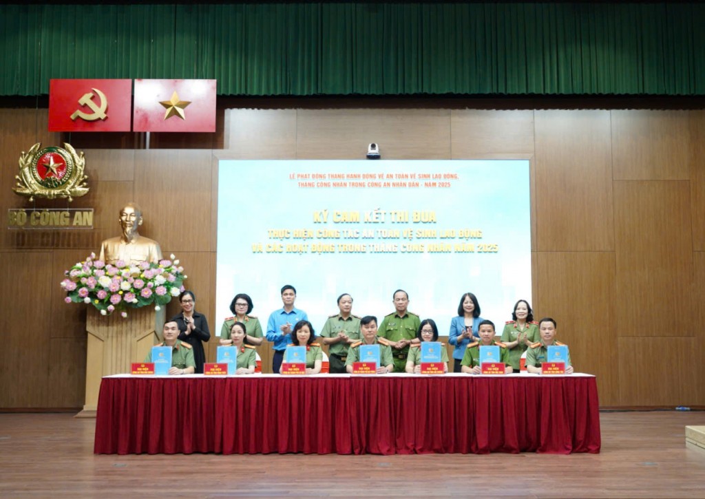 Ký cam kết thi đua thực hiện công tác ATVSLĐ và các hoạt động trong Tháng Công nhân năm 2025