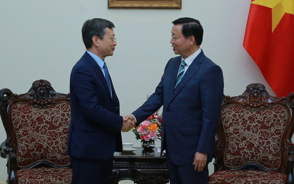 Phó Thủ tướng Trần Hồng Hà đề nghị CCECC định hướng đầu tư, kinh doanh lâu dài, cùng nhau chia sẻ lợi ích, đóng góp vào sự phát triển hệ sinh thái công nghiệp và xây dựng đường sắt của Việt Nam - Ảnh: VGP/Minh Khôi