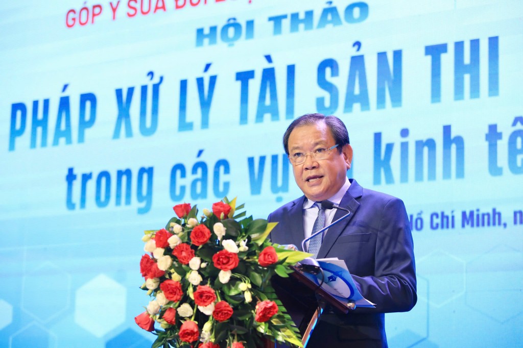 Ông Mai Ngọc Phước, Tổng biên tập báo Pháp Luật TP Hồ Chí Minh, phát biểu khai mạc hội thảo (ảnh PLO)