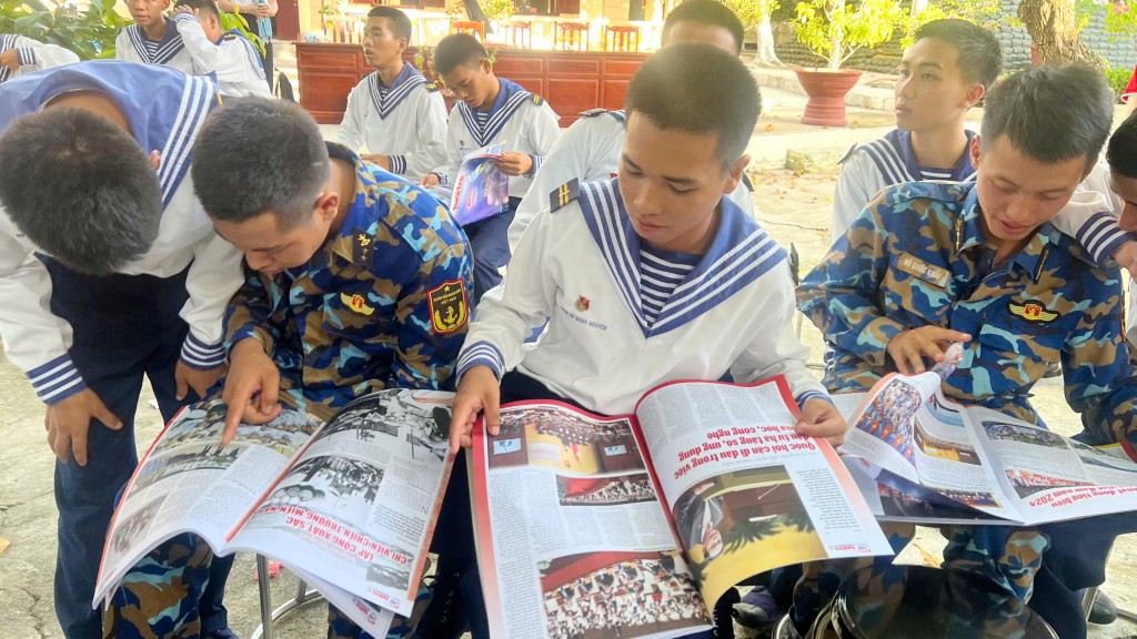 Cầu nối yêu thương từ đất liền đến đảo xa Cầu nối yêu thương từ đất liền đến đảo xa