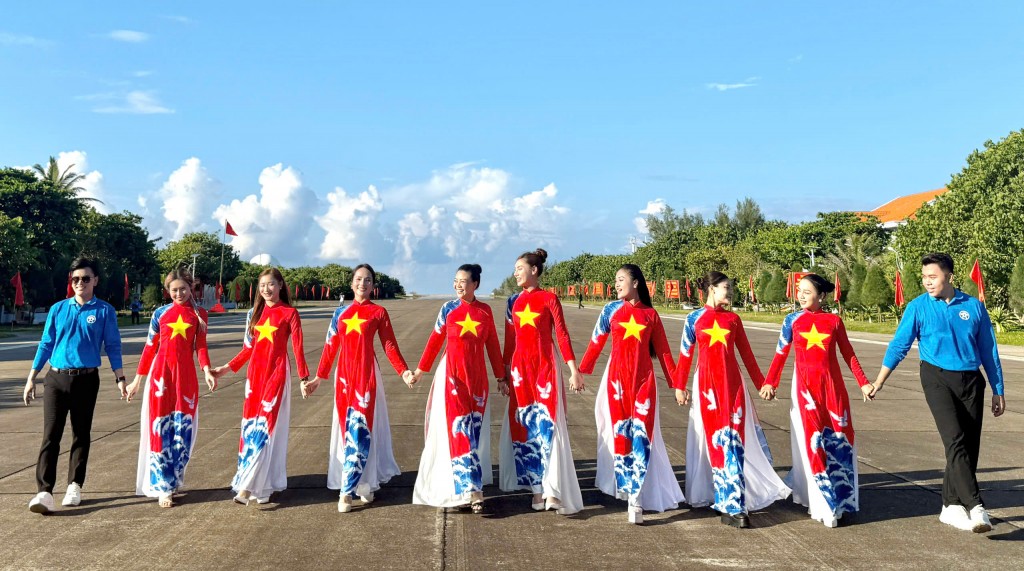 Cầu nối yêu thương từ đất liền đến đảo xa Cầu nối yêu thương từ đất liền đến đảo xa