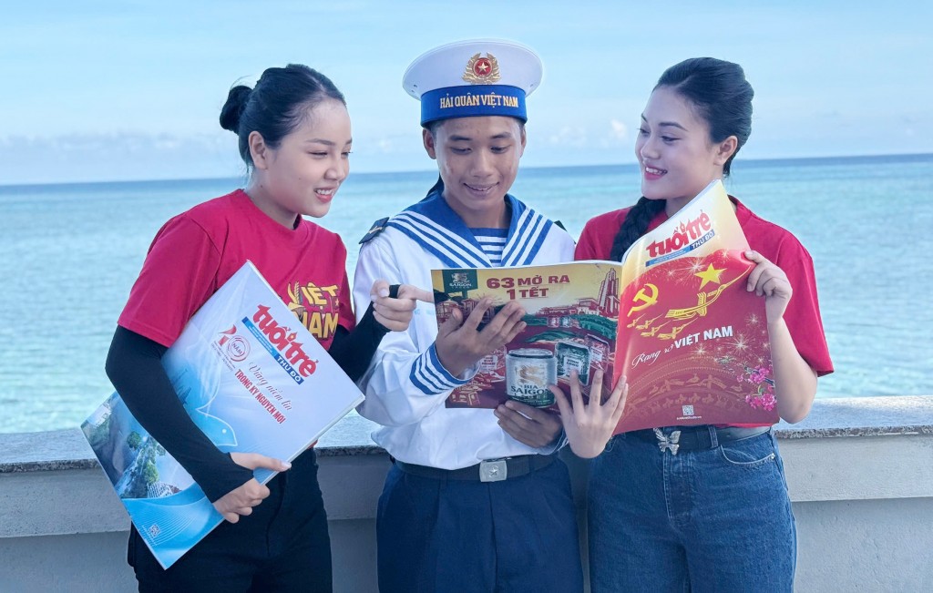 Giữa trùng khơi sóng gió, những trang báo từ đất liền không chỉ mang theo thông tin, mà còn là lời động viên, là hơi ấm của quê hương gửi đến các chiến sĩ đang ngày đêm canh giữ chủ quyền Tổ quốc Giữa trùng khơi sóng gió, những trang báo từ đất liền không chỉ mang theo thông tin, mà còn là lời động viên, là hơi ấm của quê hương gửi đến các chiến sĩ đang ngày đêm canh giữ chủ quyền Tổ quốc
