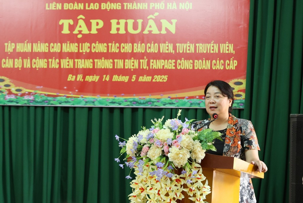 Phó Chủ tịch LĐLĐ thành phố Hà Nội Nguyễn Thị Thu Thủy phát biểu tại buổi tập huấn