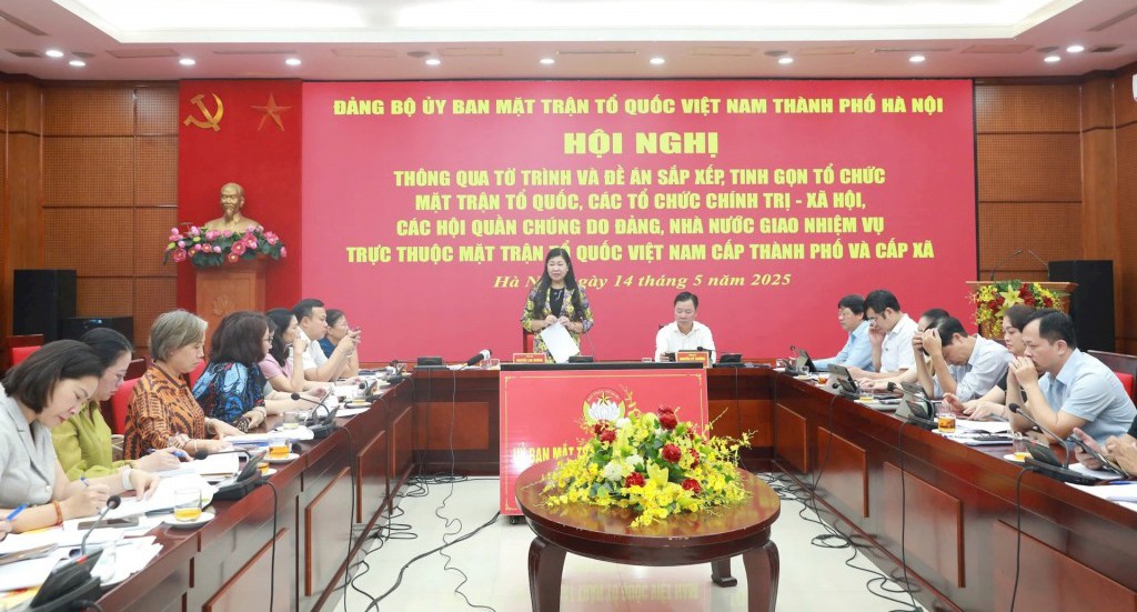 Ủy viên Ban Thường vụ Thành ủy, Bí thư Đảng ủy, Chủ tịch Ủy ban MTTQ Việt Nam thành phố Nguyễn Lan Hương chủ trì hội nghị.