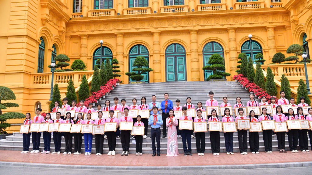Các em thiếu nhi tiêu biểu được trao Giải thưởng Kim Đồng