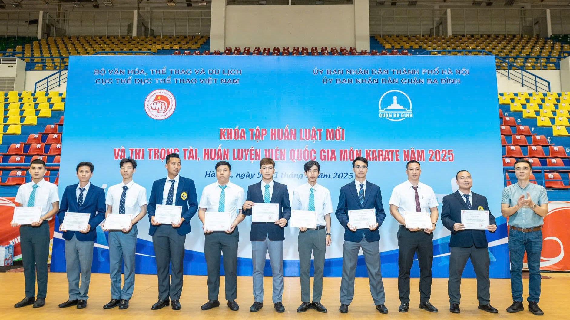 Anh Vũ Hoàng Đạt (đứng thứ 5 từ trái sang) nhận chứng chỉ hoàn thành xuất sắc