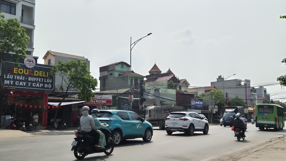 Hoài Đức: Nguy hiểm rình rập người dân vì thiếu đèn tín hiệu giao thông