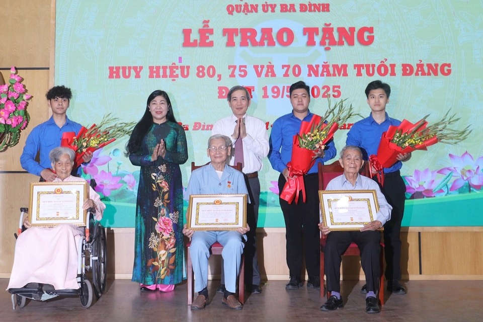 476 đảng viên quận Ba Đình nhận Huy hiệu Đảng đợt 19/5