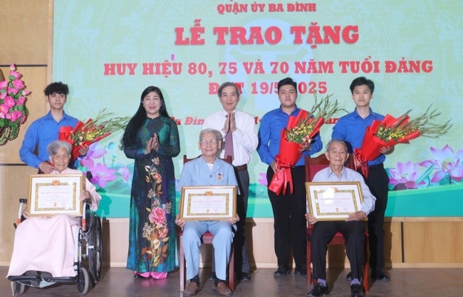 476 đảng viên quận Ba Đình nhận Huy hiệu Đảng đợt 19/5