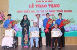 476 đảng viên quận Ba Đình nhận Huy hiệu Đảng đợt 19/5