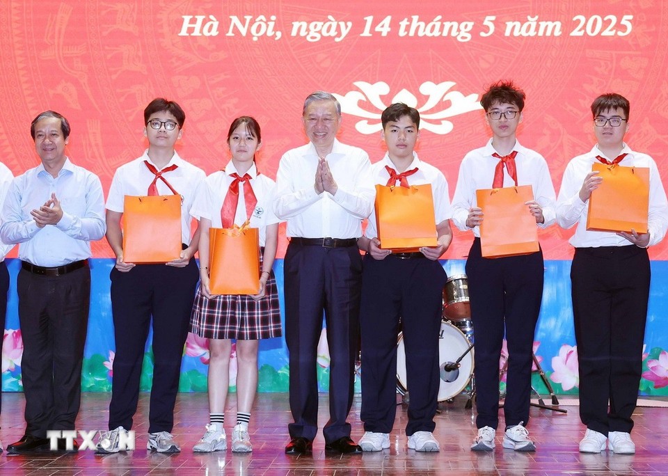 Tổng Bí thư Tô Lâm trao học bổng tặng các học sinh Trường THCS Cầu Giấy.