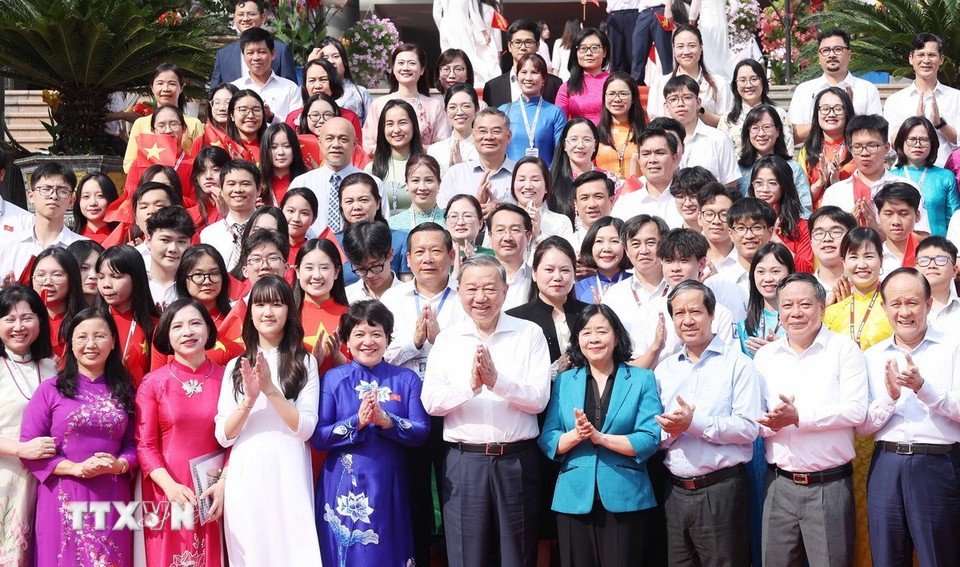 Tổng Bí thư Tô Lâm, Bí thư Thành ủy Hà Nội Bùi Thị Minh Hoài, Bộ trưởng Bộ Giáo dục và Đào tạo Nguyễn Kim Sơn tại Trường THPT chuyên Hà Nội - Amsterdam.