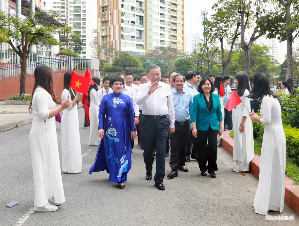 Tổng Bí thư Tô Lâm, Bí thư Thành ủy Hà Nội Bùi Thị Minh Hoài, Bộ trưởng Bộ Giáo dục và Đào tạo Nguyễn Kim Sơn tại Trường THPT chuyên Hà Nội - Amsterdam. 