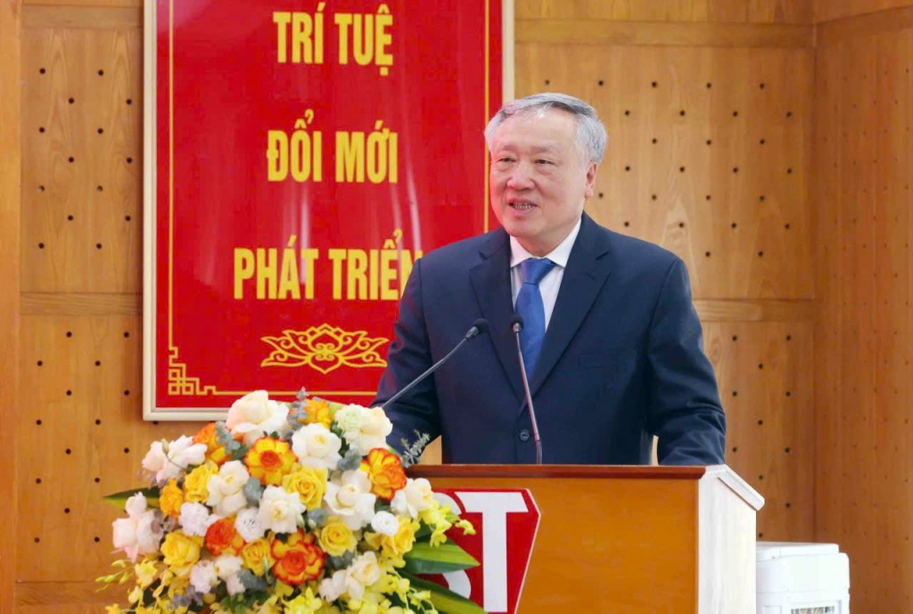 Phó Thủ tướng Thường trực Chính phủ Nguyễn Hòa Bình đánh giá Nhà xuất bản đã khẳng định được vị trí là cơ quan xuất bản lý luận, chính trị quan trọng của Đảng và Nhà nước, giữ vai trò nòng cốt trong việc thực hiện công tác lý luận, bảo vệ và phát huy nền tảng tư tưởng của Đảng - Ảnh: VGP/Nguyễn Hoàng
