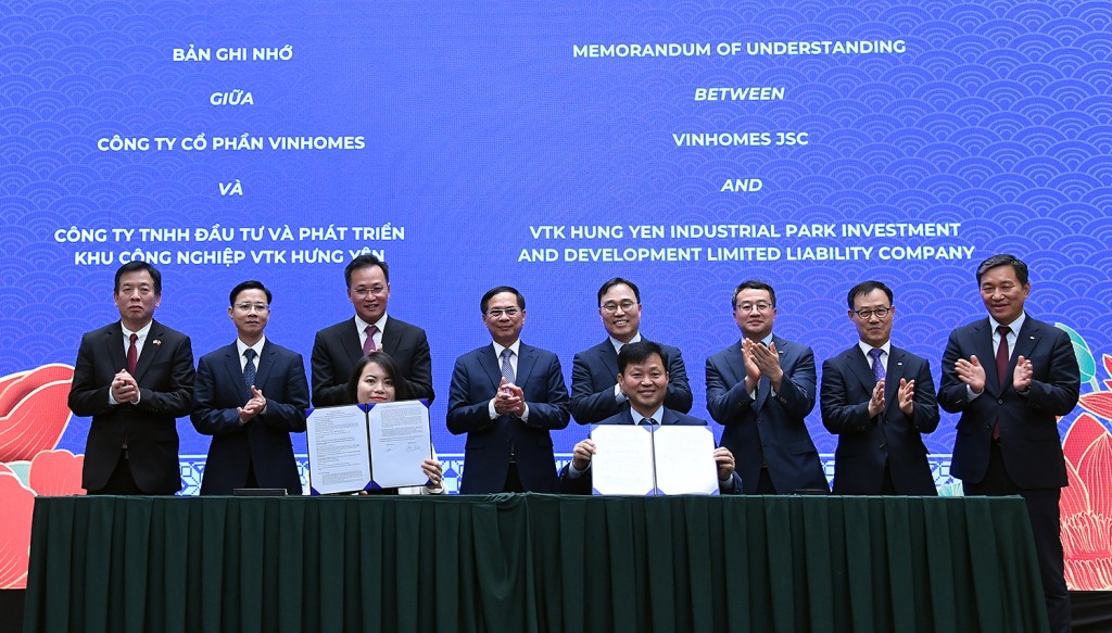 Phó Thủ tướng chứng kiến lễ ký kết bản ghi giữa các doanh nghiệp hai nước - Ảnh: VGP/Hải Minh