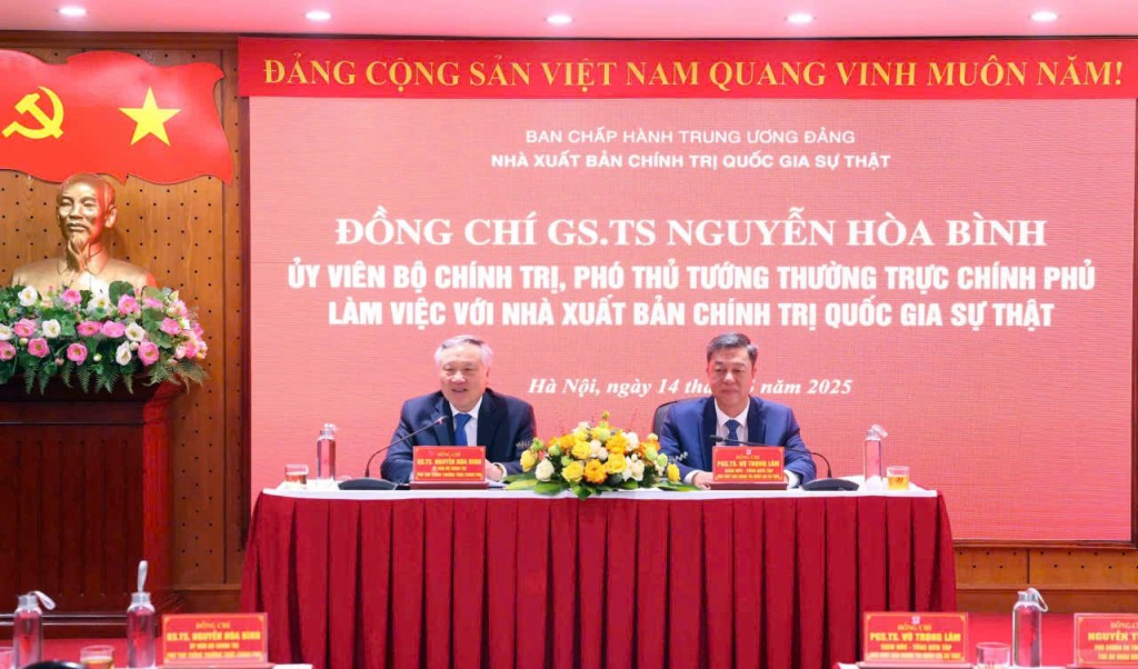 Phó Thủ tướng Thường trực Chính phủ mong muốn Nhà xuất bản thực hiện tốt hơn nữa công tác biên tập, biên dịch, tổ chức xuất bản... đặc biệt cần chú trọng tăng tính hấp dẫn đối với mỗi sản phẩm xuất bản