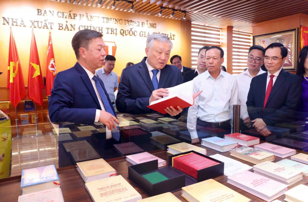 Phó Thủ tướng Thường trực thăm trưng bày các ấn phẩm của Nhà xuất bản - Ảnh: VGP/Nguyễn Hoàng