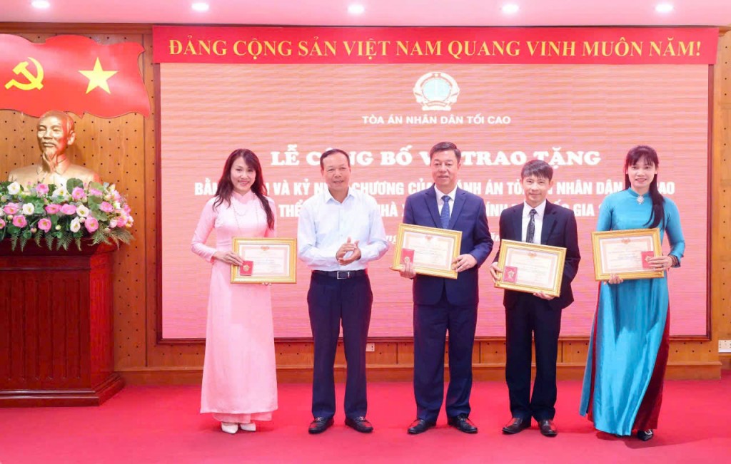 Phó Chánh án Thường trực Tòa án Nhân dân tối cao Nguyễn Trí Tuệ trao Kỷ niệm chương vì sự nghiệp tòa án cho các cán bộ Nhà xuất bản Chính trị quốc gia Sự thật - Ảnh: VGP/Nguyễn Hoàng