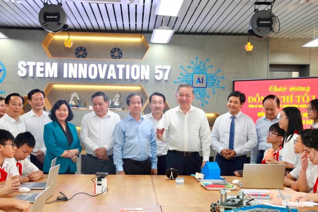 Tổng Bí thư Tô Lâm trao đổi với các đồng chí lãnh đạo tại phòng học “STEM Innovation 57”, Trường THCS Cầu Giấy. Ảnh: Viết Thành