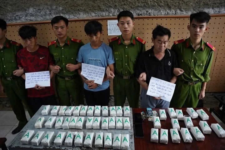 Tổ công tác đã tiến hành lập biên bản bắt giữ 3 đối tượng trên về hành vi mua bán, vận chuyển trái phép chất ma túy và thu giữ vật chứng theo đúng quy định của pháp luật. (Ảnh: Vietnam+)