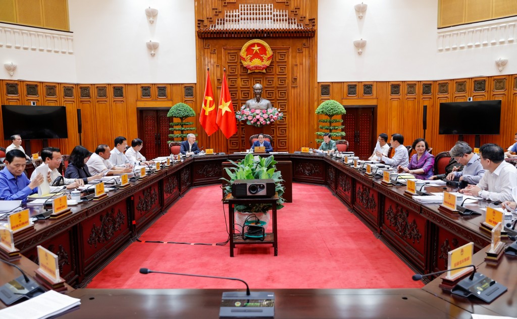 Thủ tướng nhấn mạnh yêu cầu, cùng với phân cấp, phân quyền cho địa phương, các cơ quan ở Trung ương tập trung thực hiện các nhiệm vụ quản lý nhà nước (xây dựng chiến lược, kế hoạch; thể chế, pháp luật; cơ chế, chính sách phát triển, huy động nguồn lực...) - Ảnh: VGP/Nhật Bắc