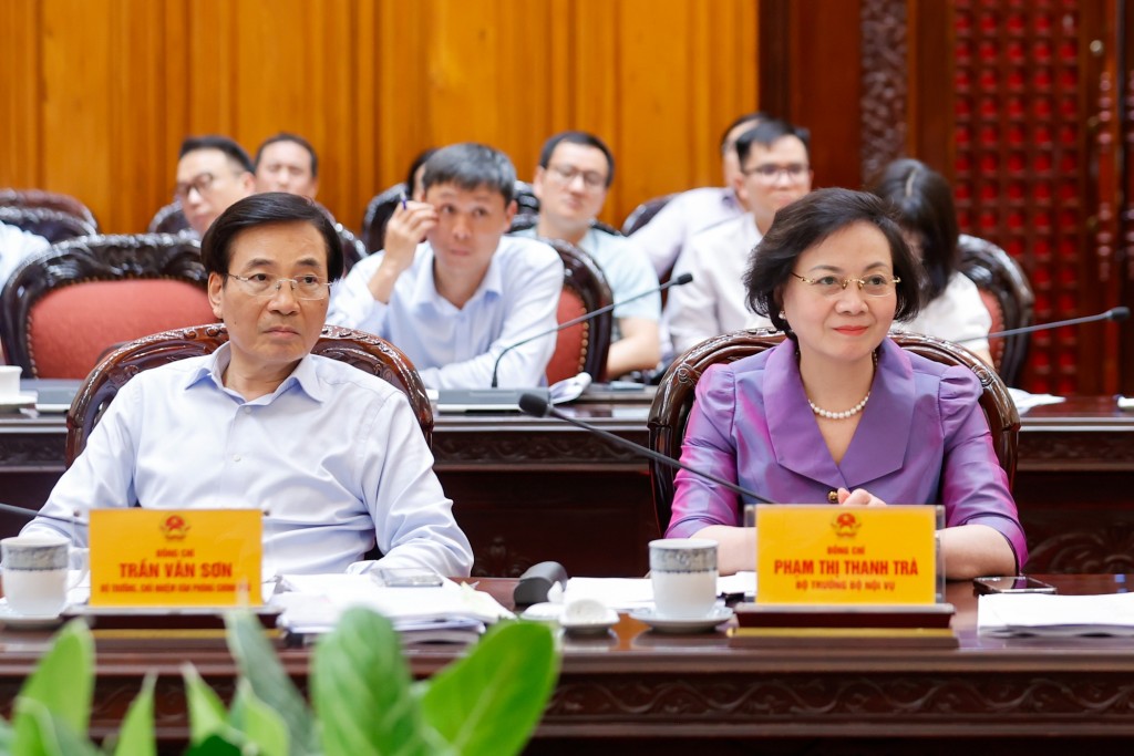 Bộ trưởng, Chủ nhiệm Văn phòng Chính phủ Trần Văn Sơn và Bộ trưởng Bộ Nội vụ Phạm Thị Thanh Trà dự và phát biểu tại phiên họp - Ảnh: VGP/Nhật Bắc