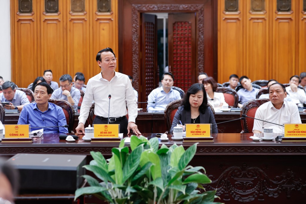 Các bộ trưởng, thủ trưởng cơ quan ngang bộ dự và phát biểu tại phiên họp - Ảnh: VGP/Nhật Bắc