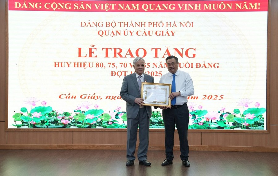 Chủ tịch UBND thành phố Hà Nội Trần Sỹ Thanh trao Huy hiệu 55 năm tuổi Đảng tặng nguyên Phó Chủ nhiệm Ủy ban Kiểm tra Trung ương Trần Hòa.