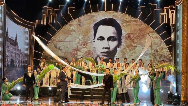 Xúc động những lời ca dâng Bác