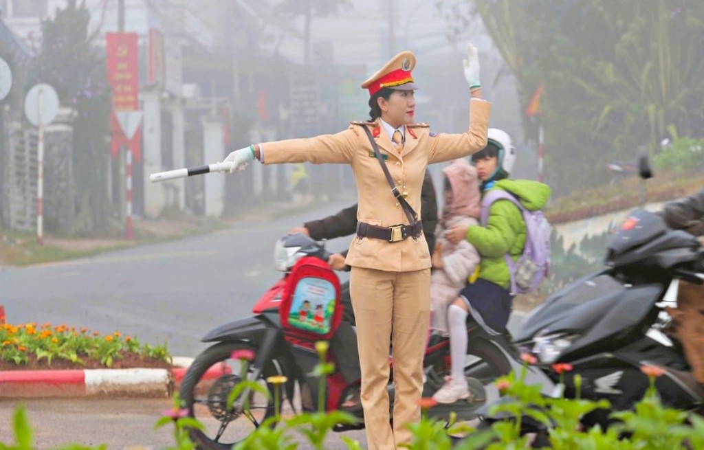 Lực lượng cảnh sát giao thông phân luồng giao thông trên các tuyến đường vào khung giờ cao điểm (Ảnh: CALĐ)