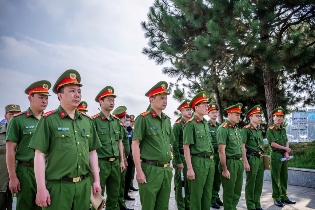 Phòng Cảnh sát Quản lý hành chính về trật tự xã hội cùng các lực lượng triển khai phương án đảm bảo an ninh trật tự tại Quảng trường Lâm Viên và các khu vực lân cận (Ảnh: CALĐ)