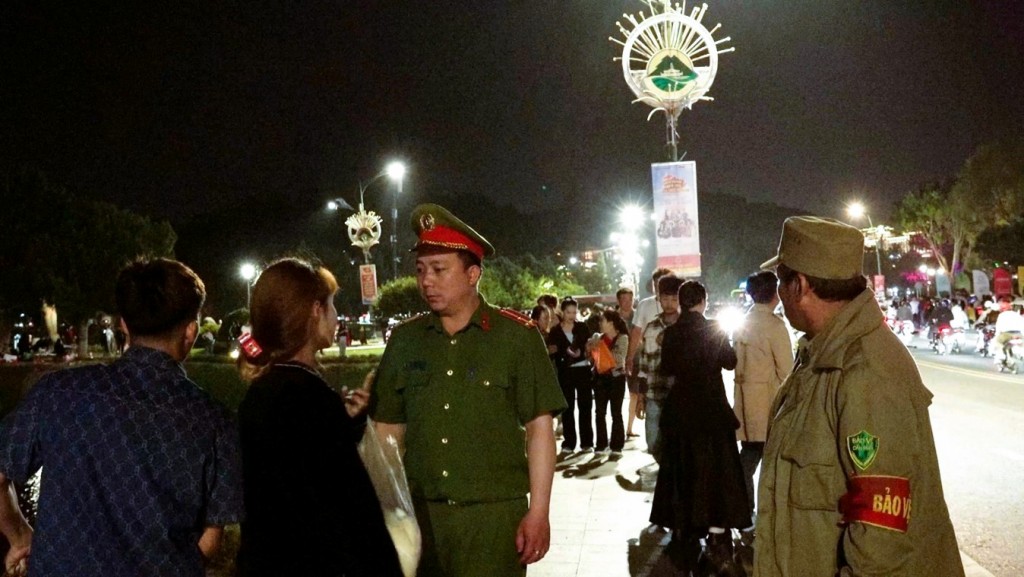 Lực lượng chức năng tiếp nhận ý kiến của người dân và du khách về tình hình an ninh, trật tự trên địa bàn (Ảnh: CALĐ)