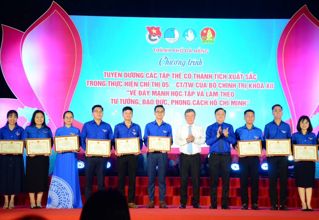Lãnh đạo Ban Tuyên giáo và Dân vận Thành ủy và Bí thư Thành đoàn Đà Nẵng trao tuyên dương các tập thể có thành tích xuất sắc thực hiện Chỉ thị số 05-CT/TW “Về đẩy mạnh học tập và làm theo tư tưởng, đạo đức, phong cách Hồ Chí Minh” (Ảnh Đ.Minh)