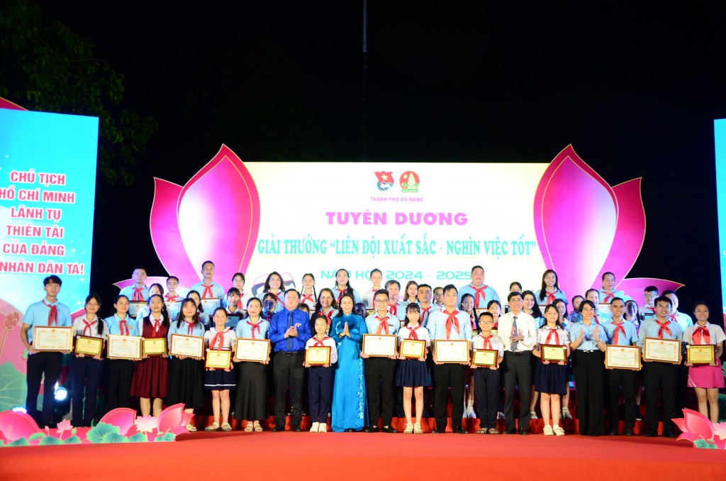 Trao Giải thưởng “Liên đội xuất sắc - Nghìn việc tốt cấp thành phố năm học 2024 - 2025” cho 24 đơn vị (Ảnh Đ.Minh)
