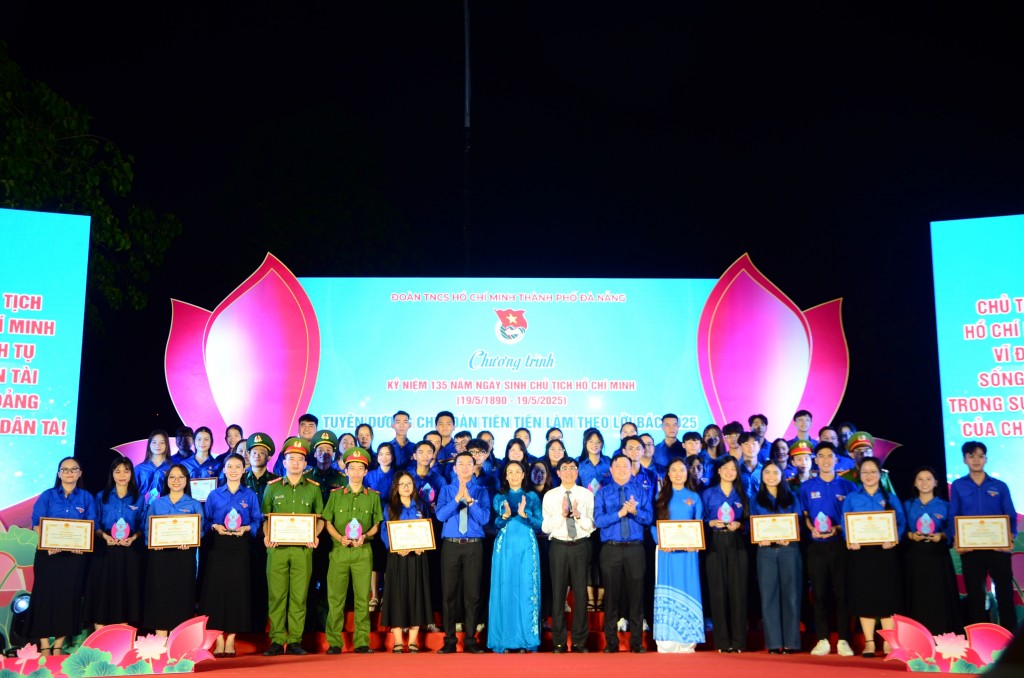 Tuyên dương “Giải thưởng Chi đoàn tiên tiến, thanh niên tiên tiến làm theo lời Bác” 2025 (Ảnh Đ.Minh