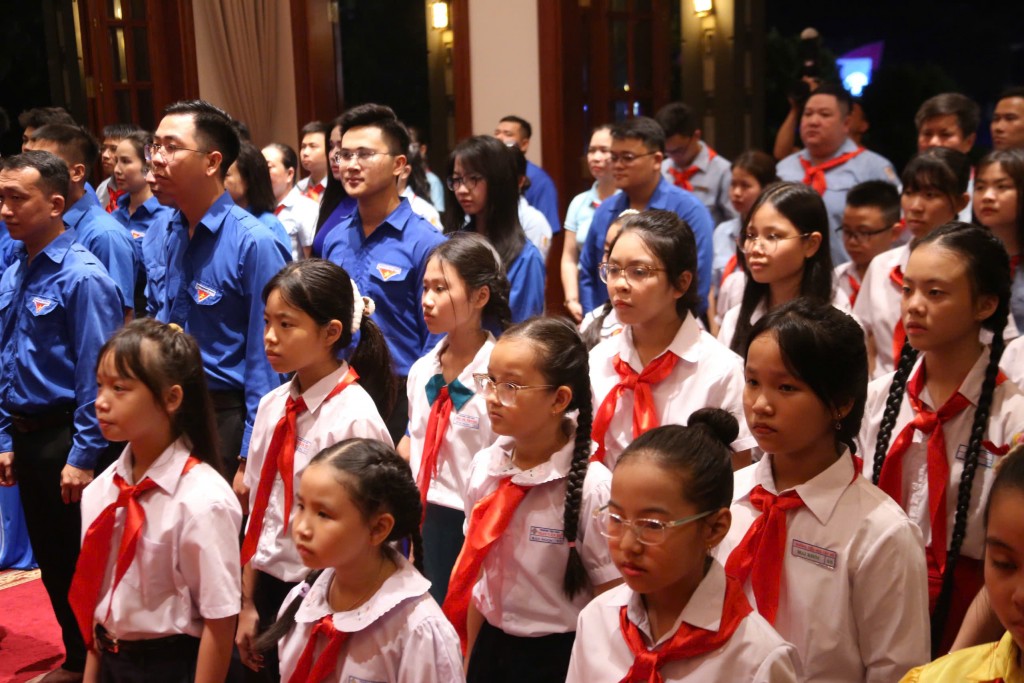 Đông đảo bạn trẻ đến dâng hương và báo công dâng Bác tại Nhà lưu niệm Chủ tịch Hồ Chí Minh, Bảo tàng Quân khu V (Ảnh Đ.Minh)