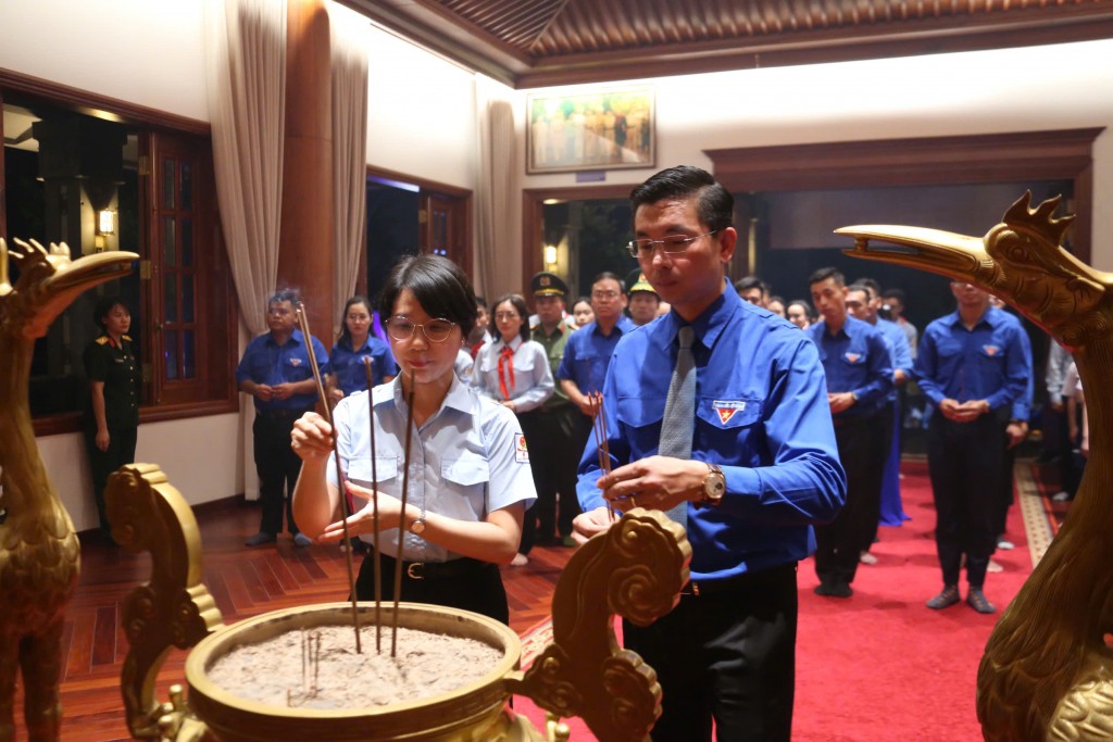 Các đại biểu dâng hương và báo công dâng Bác (Ảnh Đ.Minh)