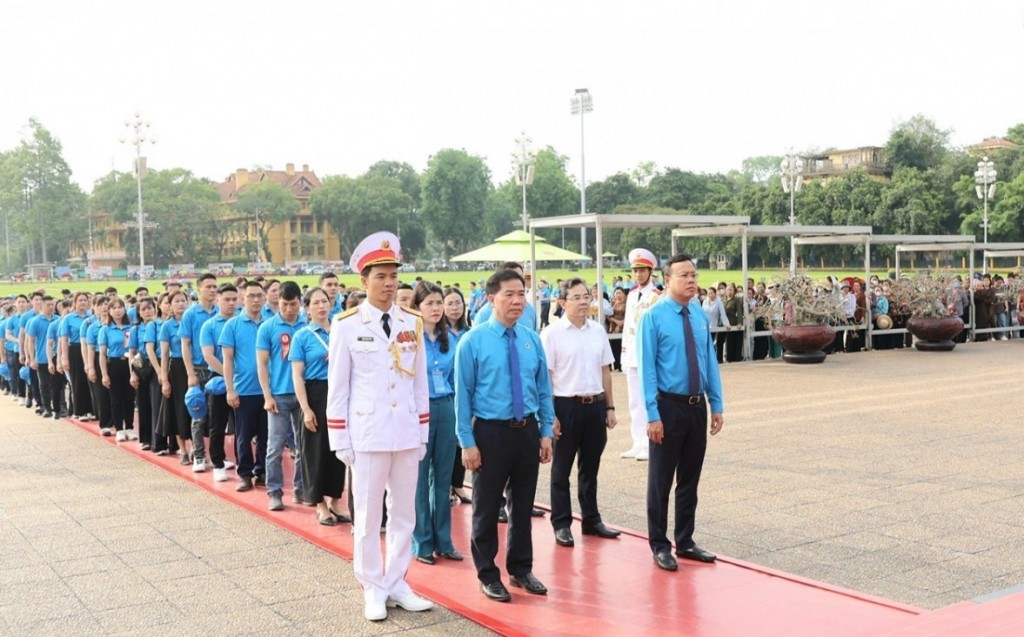Công nhân giỏi Thủ đô vào Lăng viếng Bác
