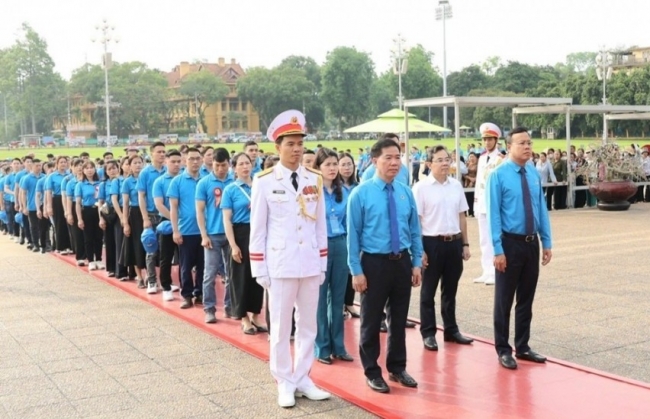Công nhân giỏi Thủ đô vào Lăng viếng Bác