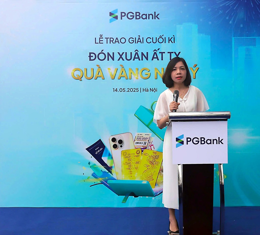 Chị Vũ Thị Hệ khách hàng tiền gửi may mắn trúng giải đặc biệt tương đương 03 lượng vàng