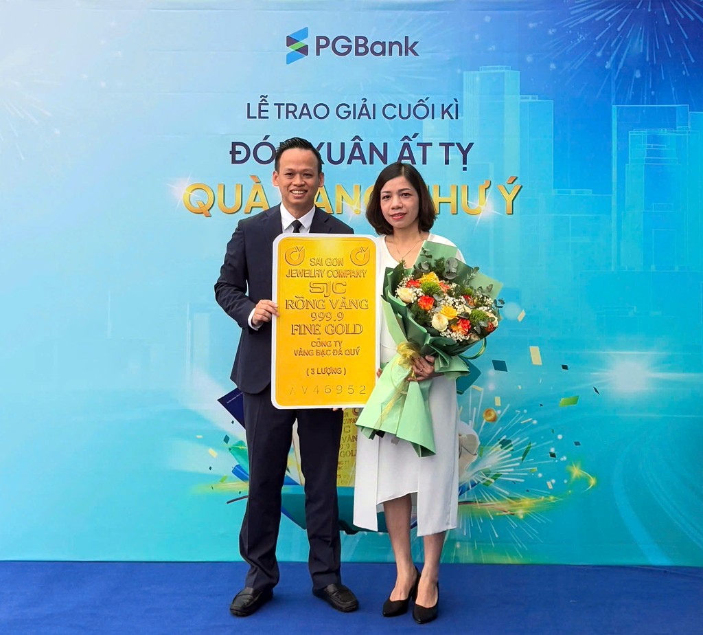 Đại diện PGBank lên trao giải 