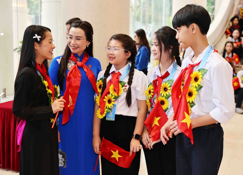 Đồng chí Nguyễn Phạm Duy Trang, Bí thư Ban Chấp hành Trung ương Đoàn, Chủ tịch Hội đồng Đội Trung ương cùng các đại biểu thiếu nhi