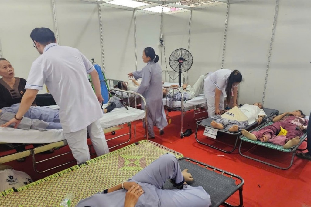 Các y bác sĩ liên tục thăm khám cho người bệnh tại phòng y tế, nhiều người dân bị say nắng, say nóng Các y bác sĩ liên tục thăm khám cho người bệnh tại phòng y tế, nhiều người dân bị say nắng, say nóng