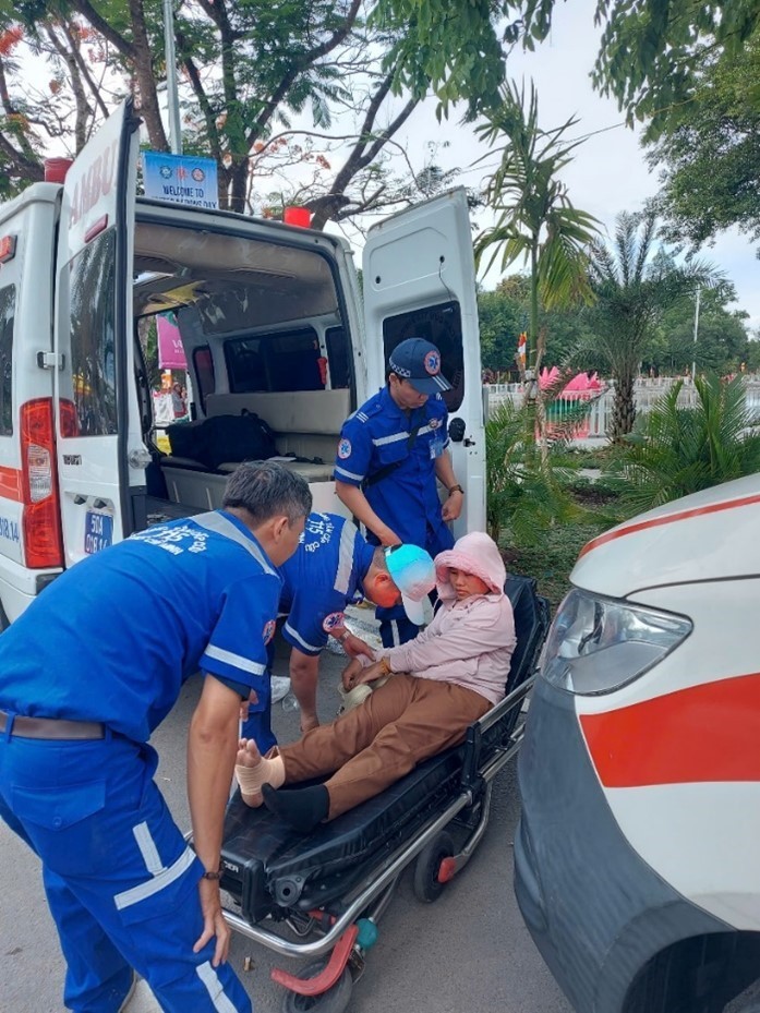 1 người dân bị thương được đội ngũ y bác sĩ khẩn trương sơ cứu và vận chuyển đến bệnh viện chữa trị 1 người dân bị thương được đội ngũ y bác sĩ khẩn trương sơ cứu và vận chuyển đến bệnh viện chữa trị