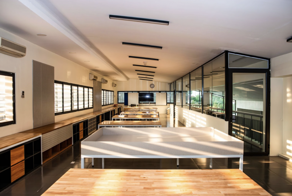 Không gian Makerspace rộng hơn 200m² tại Hanoi Academy - nơi ươm mầm sáng tạo và khơi nguồn đam mê công nghệ cho học sinh.