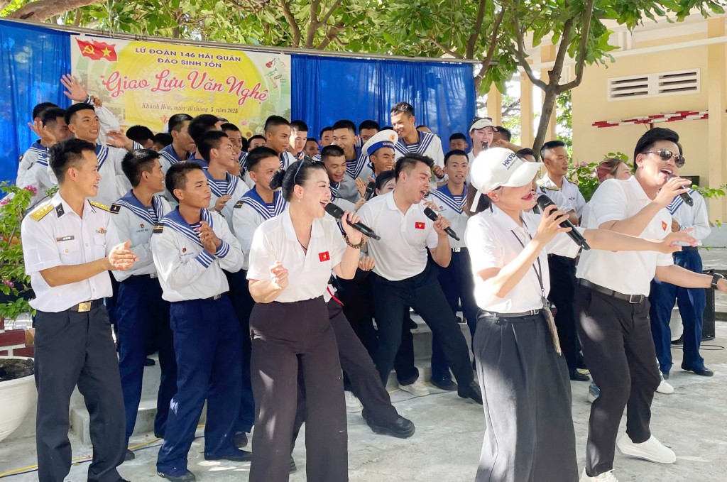 Cầu nối yêu thương từ đất liền đến đảo xa Cầu nối yêu thương từ đất liền đến đảo xa