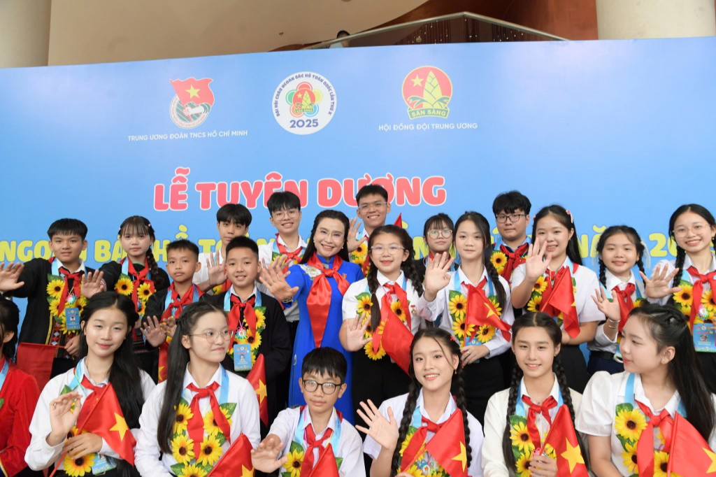 Bí thư Trung ương Đoàn, Chủ tịch Hội đồng Đội Trung ương và các em thiếu nhi 