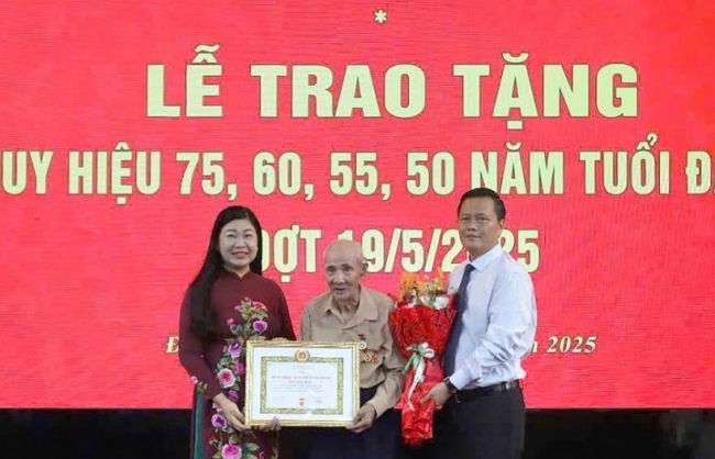 109 đảng viên huyện Đan Phượng nhận Huy hiệu Đảng đợt 19/5